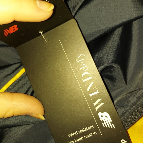 Nwt new balance fast flight jacket in yellow - Picture 7 of 8